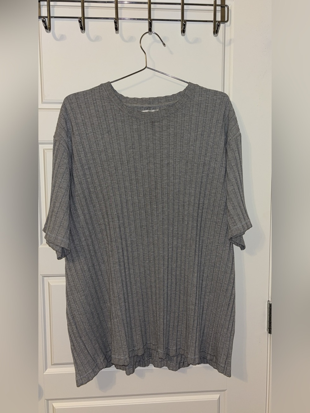 Good American Womenโs Ribbed Boyfriend Tee Short-Sleeve- Heather Gray